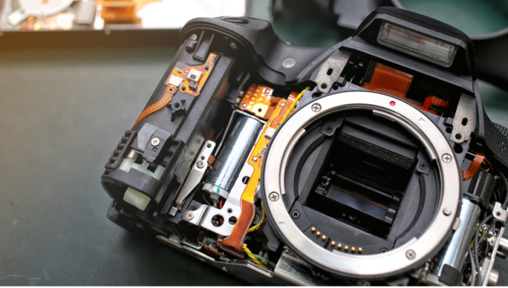 修理中のカメラ